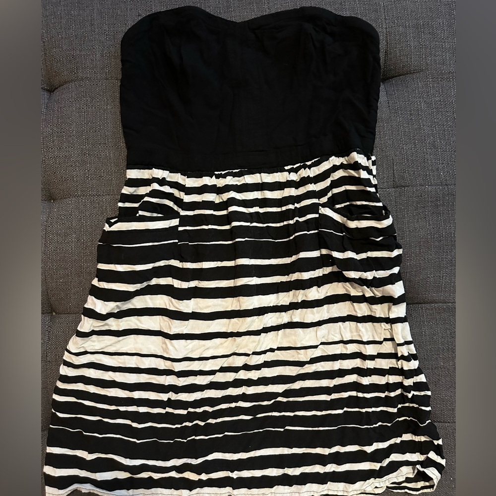 Women’s black and white striped strapless dress with pockets sz L